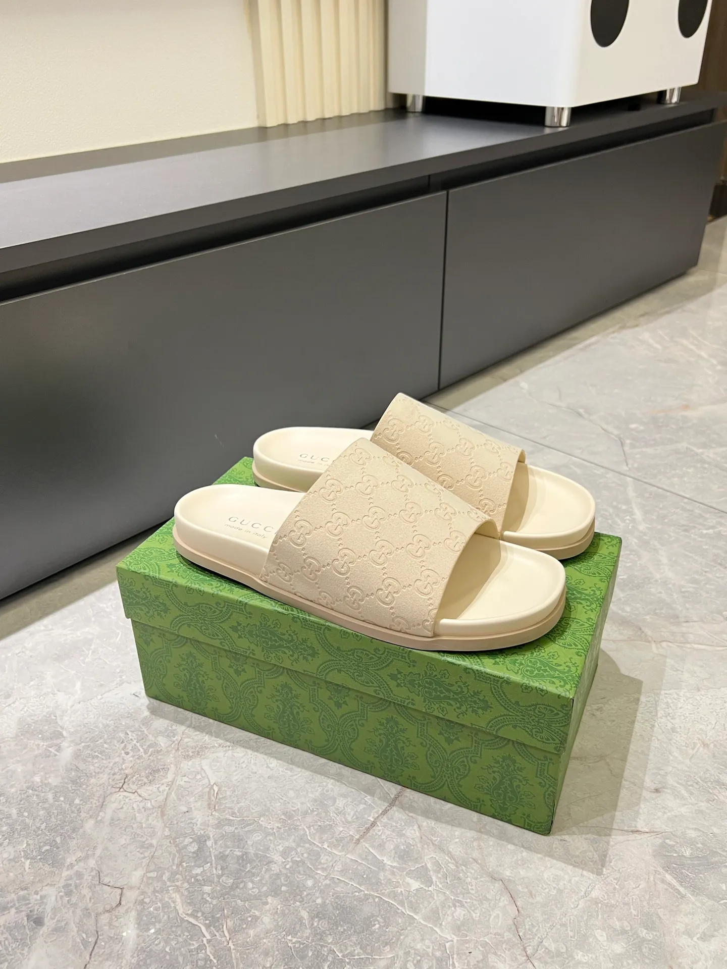 Men's Men's Shoes 💰p320 "GUCC＊" These slippers are made of GG polyester and feature a Gucci label on the front, adding a bold logo feel to the style. "Gucci Made in Italy" stamped label Rubber sole. Size 38-44